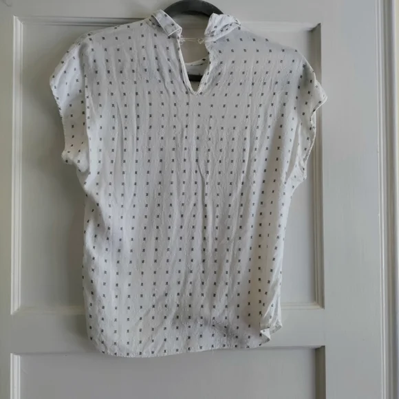 ✨ 5/$15 Vintage Blouse - Picture 2 of 4